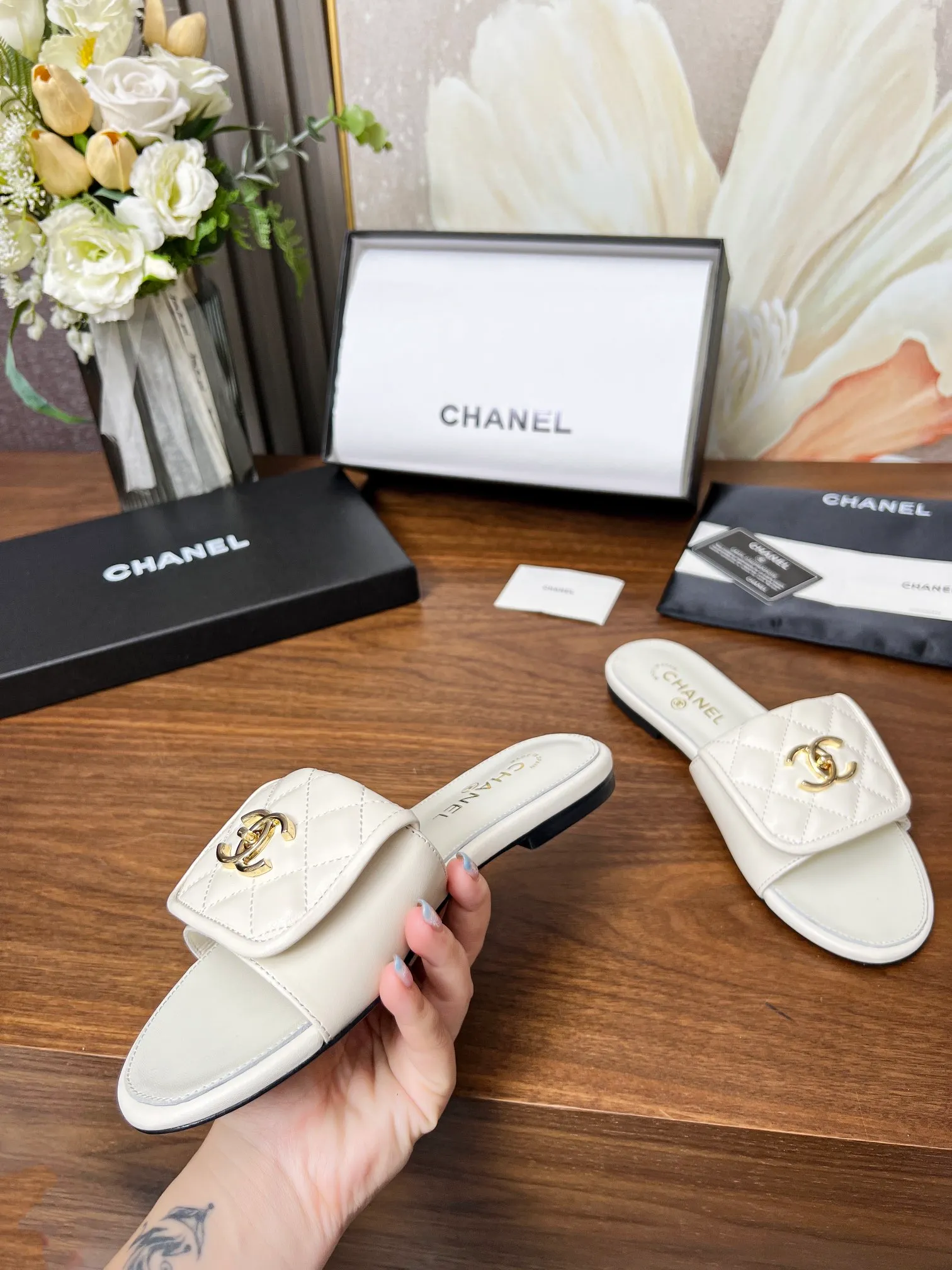 👟👟Ex-factory price 440👟👟Chanel classic slippers✅, very classic made of diamond-patterned cowhide😊 And it also has Chanel's classic gold buckle, heel, comfortable and easy to wear. Fabric: cowhide. Lining: cow lining. Color: black, white. Size: 35-42 (41, 42 can be customized and non-returnable). Outsole: Made of genuine leather outsole. Packaging: with card, cloth bag